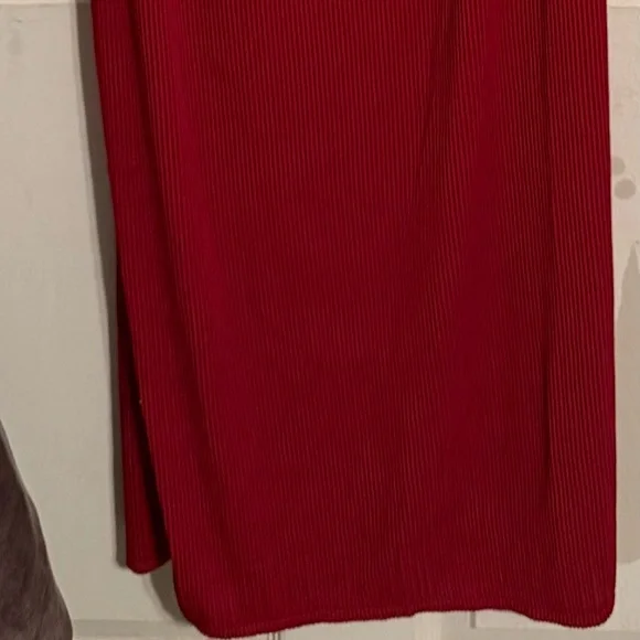 SHAPE RED PLISSE STRAPPY CUP DETAIL MIDAXI DRESS - Picture 8 of 8